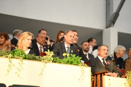 Azərbaycan Britaniya kralına qədim gümüş alətlərin təsvir olunduğu rəsm əsəri hədiyyə edib