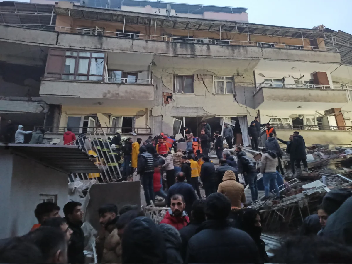 Türkiyədə zəlzələ qurbanlarının sayı 3 000 nəfərə çatır - YENİLƏNİB-14