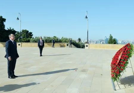 Albaniyanın Prezidenti Şəhidlər xiyabanını ziyarət edib