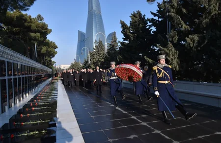 Prezident İlham Əliyev Şəhidlər Xiyabanını ziyarət edib