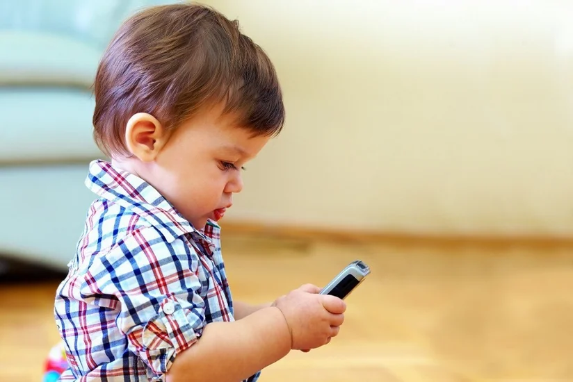 Pediatr: Valideynlər uşağı susdurmaq üçün telefon verirlər