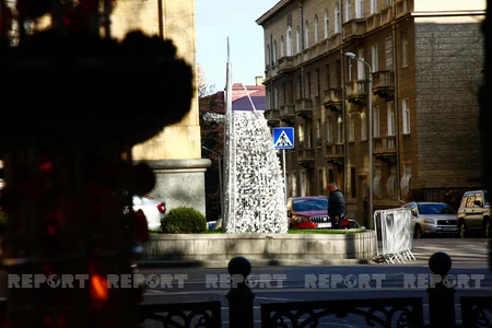 Tbilisidə Yeni il instalyasiyasında Bakının simvolu yer alıb