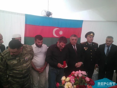 Aprel döyüşlərində şəhid olan hərbçinin medalı valideyninə təqdim olunub - FOTO