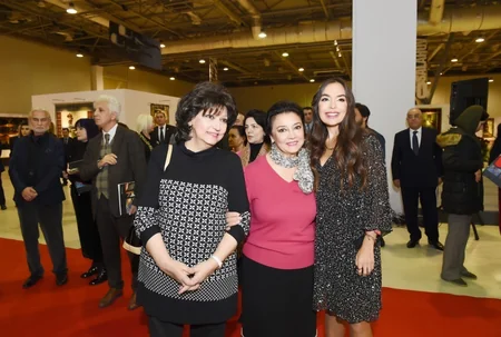 Prezident İlham Əliyev Tahir Salahovun 90 illik yubileyinə həsr edilən sərgi ilə tanış olub - FOTO