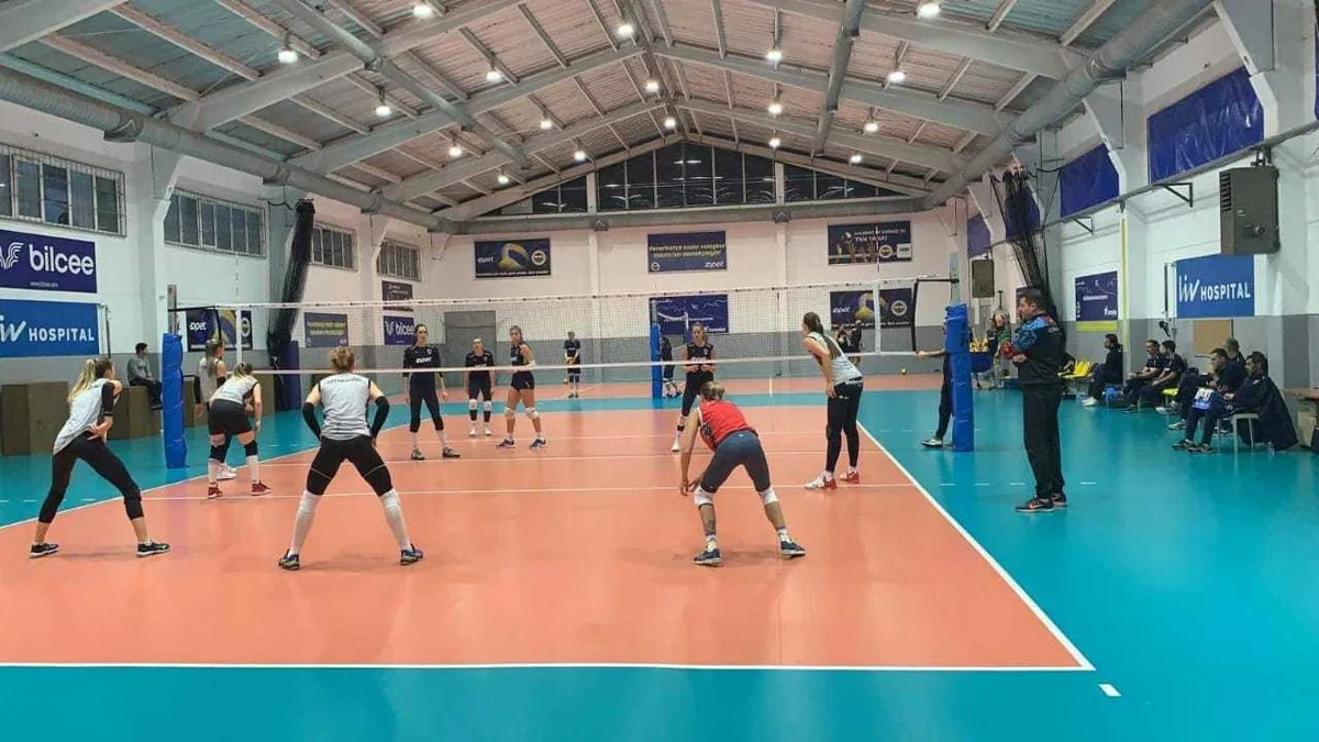 Qadın voleybolçulardan ibarət milli komanda İstanbulda Fənərbağça ilə qarşılaşıb