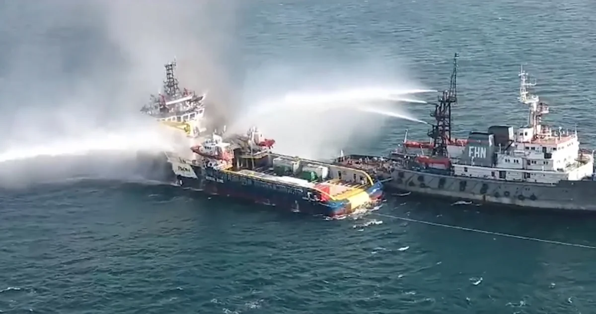 FHN: Xəzərdə təchizat gəmisindəki yanğının söndürülməsi əməliyyatı fasiləsiz davam etdirilir