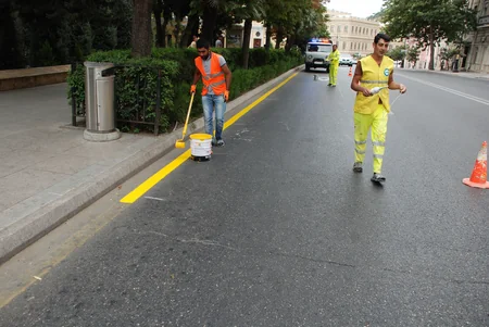 Bakıda avtobus dayanacaqlarında xüsusi xətlər çəkilir