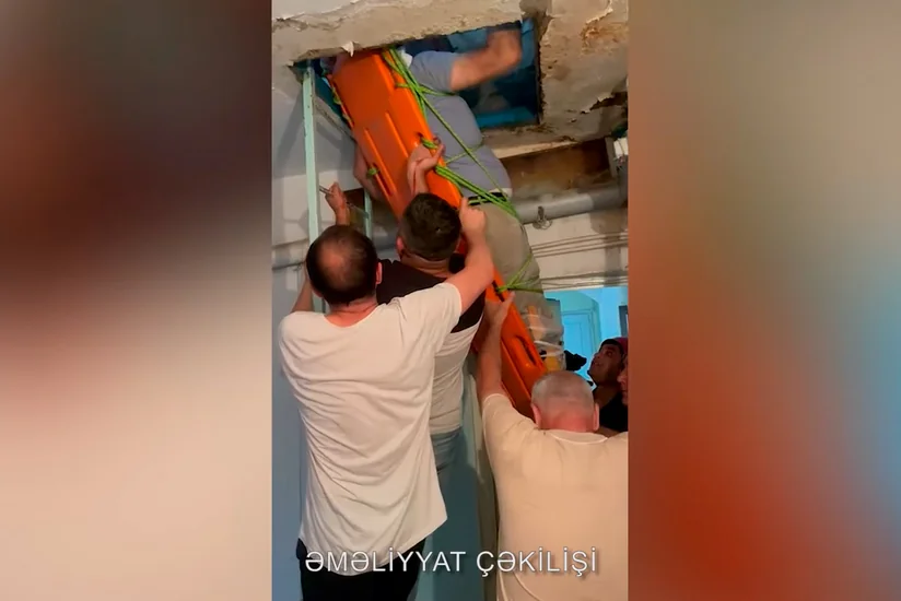Bakıda yaşayış binasının damında köməksiz qalan vətəndaş xilas edilib  