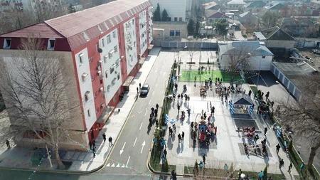 Yevlaxda 600 nəfərin yaşadığı həyət abadlaşdırılıb