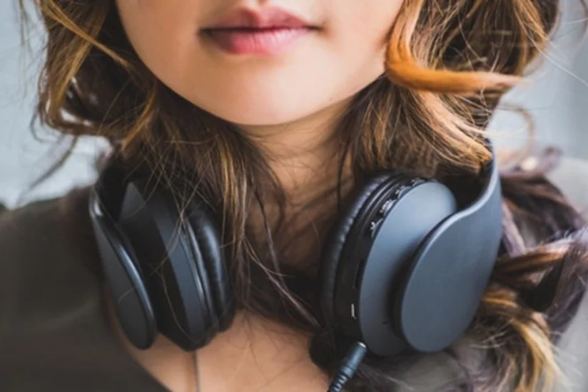 Bakıda gənc qadının 1200 manatlıq qulaqlığı soyğunçuluqla əlindən alınıb