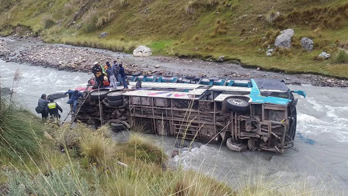 Boliviyada avtobus uçuruma yuvarlanıb, 25 nəfər ölüb