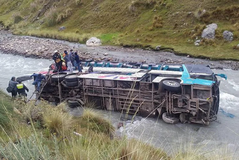 Boliviyada avtobus uçuruma yuvarlanıb, 25 nəfər ölüb