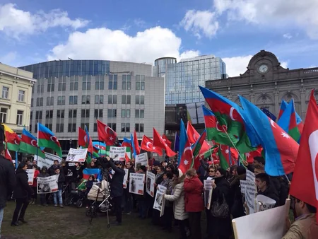 ​Azərbaycan və Türk diaspor təşkilatları Brüsseldə etiraz aksiyası keçirib
