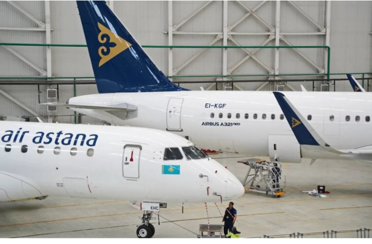 В аэропорту Астана кейтеринговая машина повредила дверь самолета Air Astana