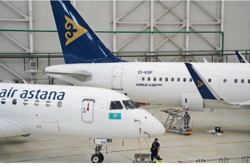 В аэропорту Астана кейтеринговая машина повредила дверь самолета Air Astana