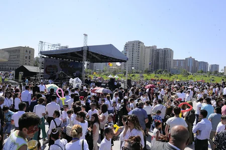 Heydər Əliyev Mərkəzinin parkında Uşaq festivalı keçirilib