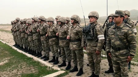 Курсанты выполняют упражнения по стрельбе - ВИДЕО