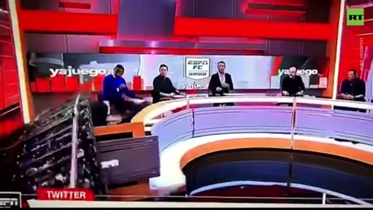 Canlı yayımda üstünə ekran düşdü - VİDEO