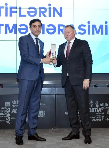 Fərid Qayıbov təltif olunmuş şəxslərə mükafatları təqdim edib