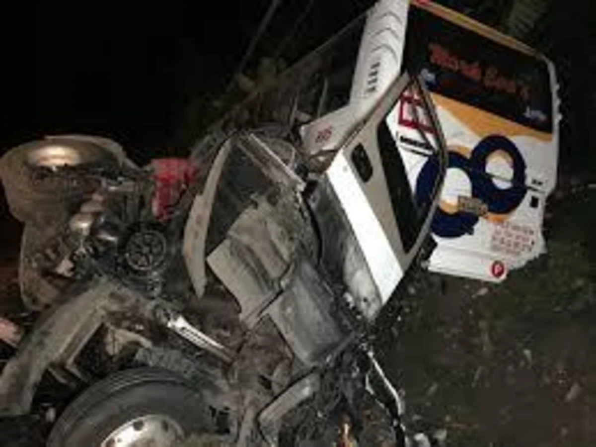 Filippində avtobusla yük maşını toqquşub, 2 nəfər ölüb, 60-a yaxın şəxs yaralanıb