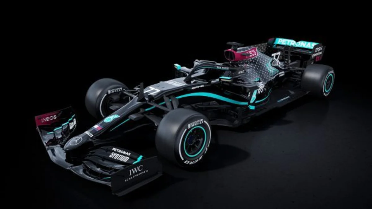 Formula 1: Mercedes qara bolidlərini təqdim etdi