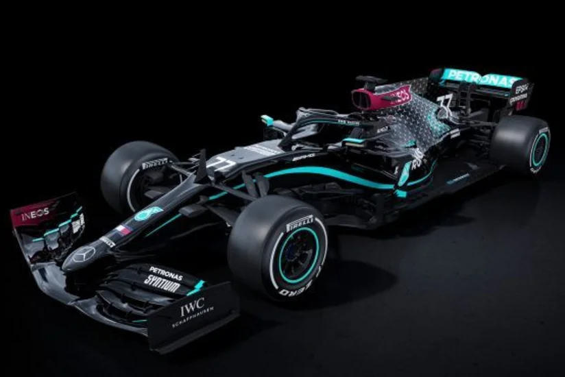 Formula 1: Mercedes qara bolidlərini təqdim etdi
