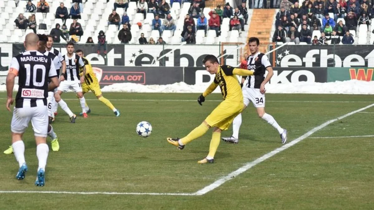 Bolqarıstan çempionatında meydanın mərkəzindən qol vurulub