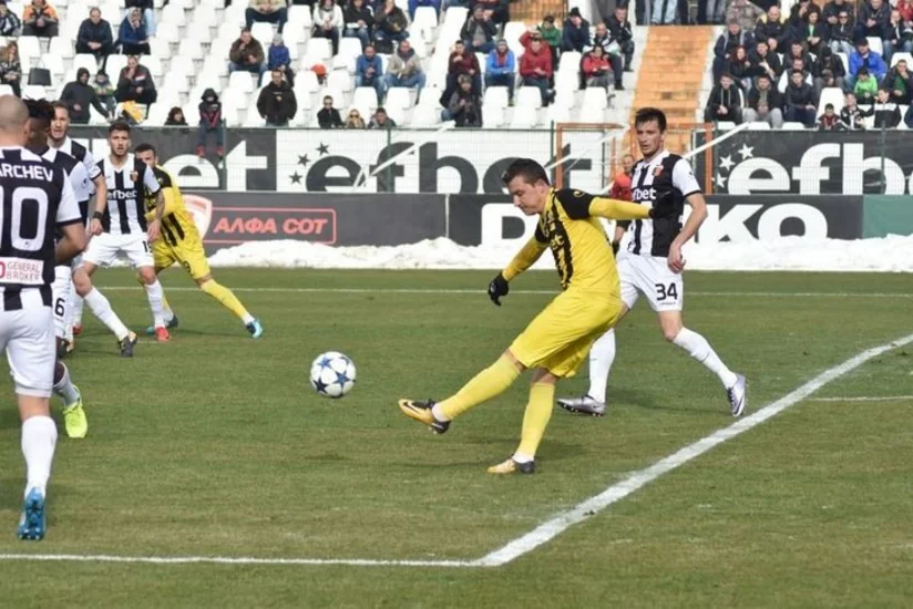 Bolqarıstan çempionatında meydanın mərkəzindən qol vurulub