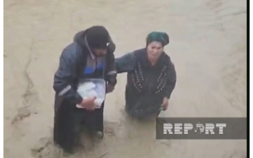 Polis əməkdaşları yağış və sel sularının yaratdığı fəsadlardan əziyyət çəkən vətəndaşlara köməklik edir