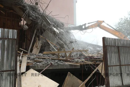 Bakıda tikilməkdə olan çoxmərtəbəli bina qanunsuz olduğuna görə sökülür - YENİLƏNİB