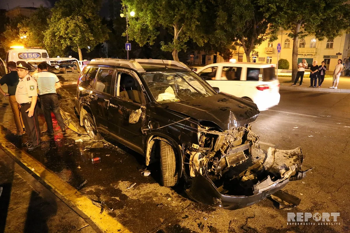 Bakıda maşın işıqforun qırmızı işığında keçərək qəza törədib, 2 nəfər yaralanıb - FOTO - VİDEO