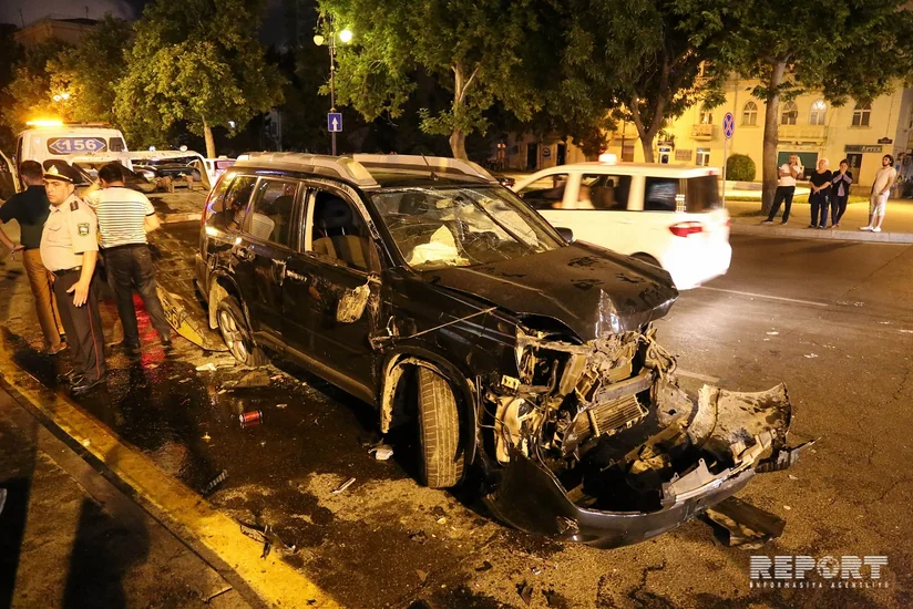 Bakıda maşın işıqforun qırmızı işığında keçərək qəza törədib, 2 nəfər yaralanıb - FOTO - VİDEO