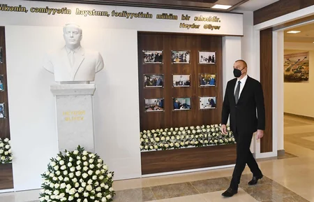 Prezident Bakıda yeni tikilən iki məktəbdə yaradılan şəraitlə tanış olub