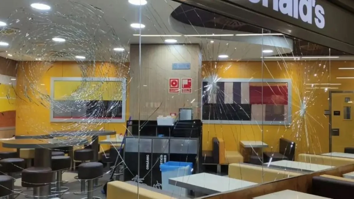 В Испании мужчина с топором атаковал McDonald's