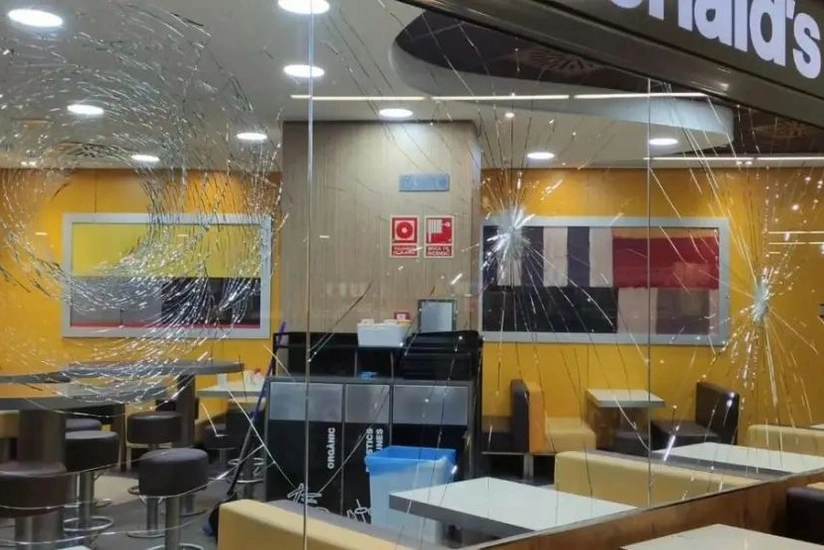 В Испании мужчина с топором атаковал McDonald's