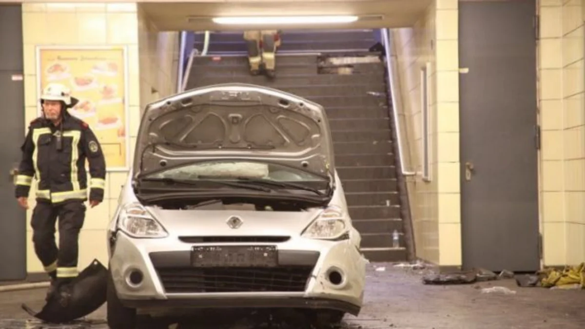 Berlində maşın metroya girib, 6 nəfər xəsarət alıb