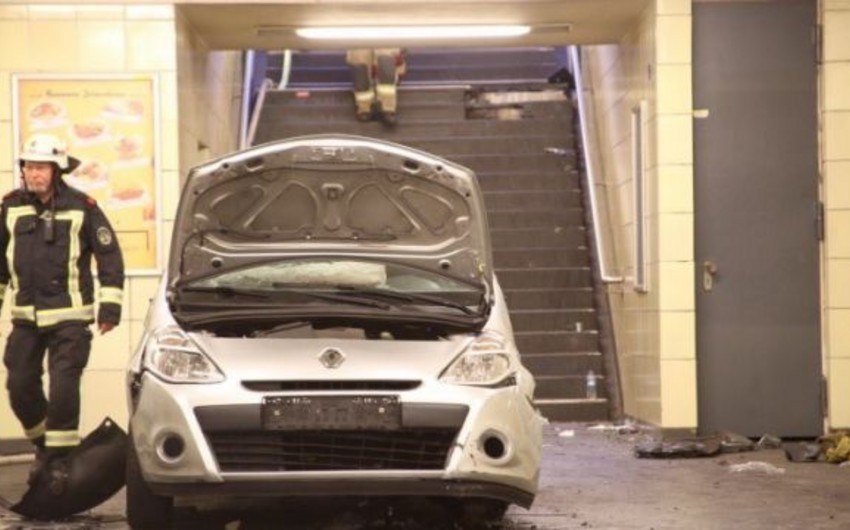 Berlində maşın metroya girib, 6 nəfər xəsarət alıb
