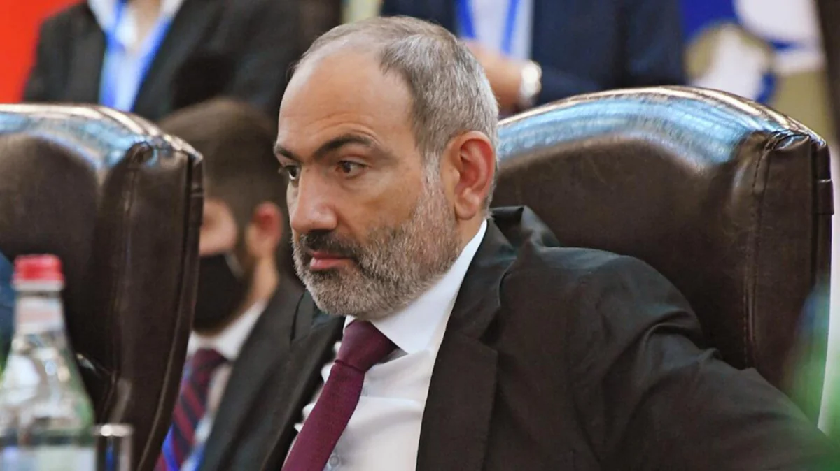 İstefa verməyən Paşinyan –  keşiş və havadarlarının ələ saldığı cəmiyyət - ANALİZ