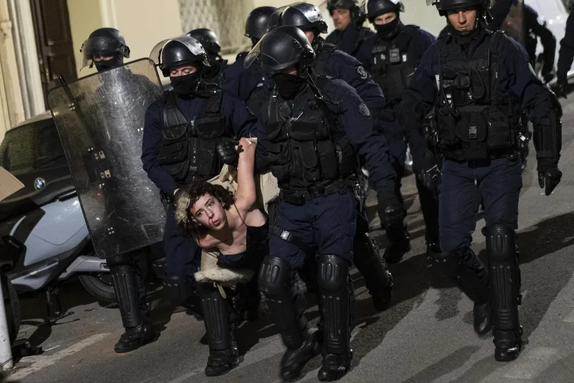 Более 120 полицейских пострадали в ходе протестов против пенсионной реформы во Франции