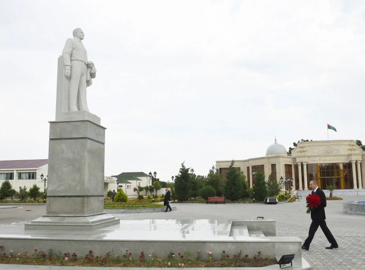 President Ilham Aliyev visited statue of national leader Heydar Aliyev in Goranboy