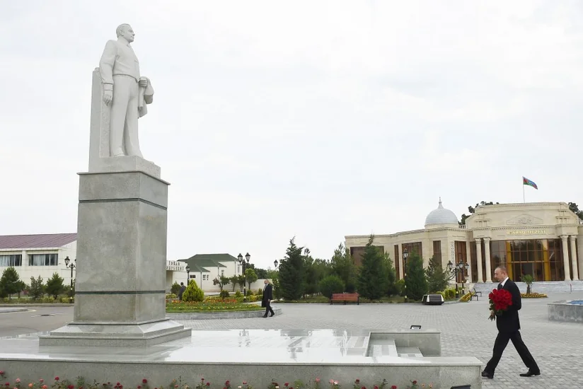 President Ilham Aliyev visited statue of national leader Heydar Aliyev in Goranboy