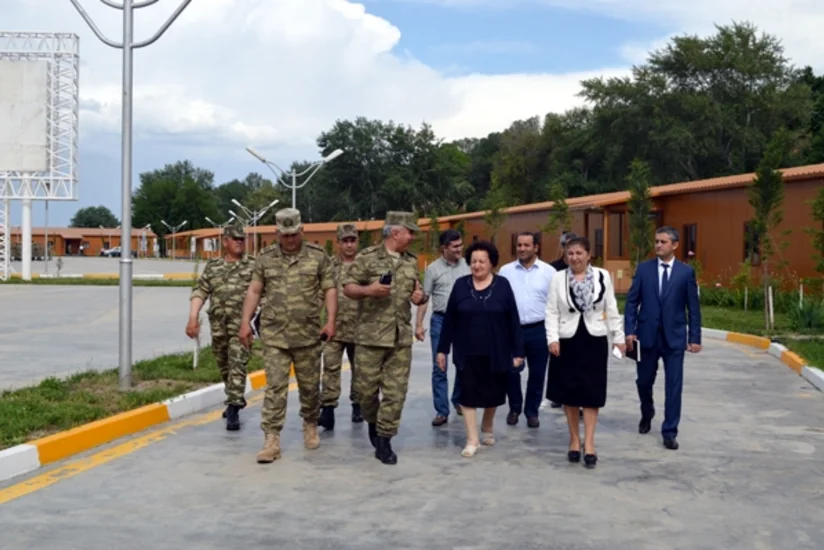 Ombudsman cəbhə bölgəsində yerləşən hərbi hissələrdə əsgər və zabitlərlə görüşüb