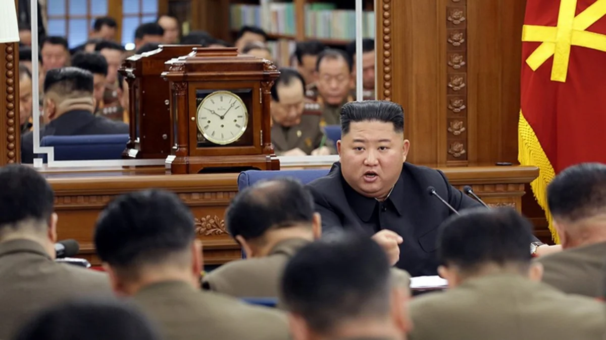 Kim Çen In hərbçilərə mürəkkəb daxili və xarici vəziyyət haqqında danışıb