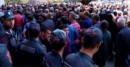 У здания правительства Армении проходит акция протеста