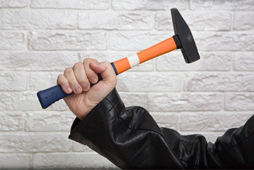 Gəncədə kişi qayını tərəfindən çəkiclə döyülüb, pulları əlindən alınıb