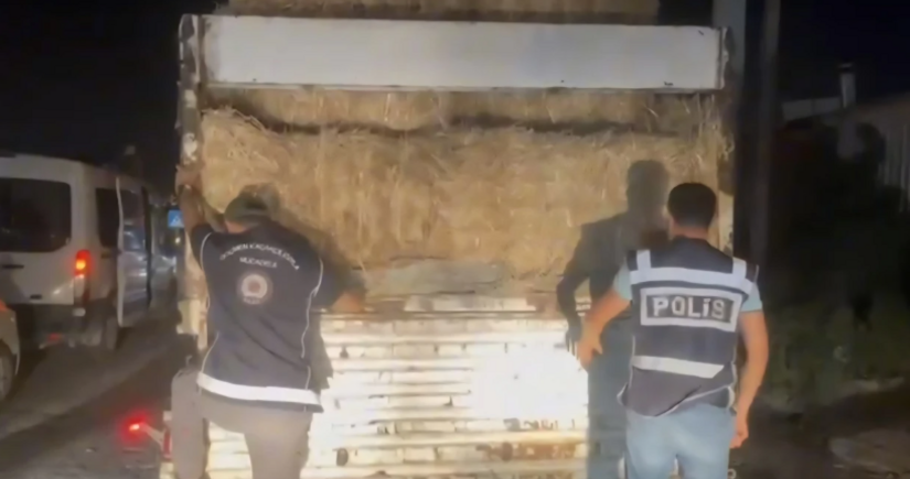 Türkiyədə yük maşınının ot bağlamalarının arasında 31 qanunsuz miqrant aşkarlanıb