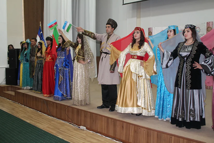 Səmərqənddə Qarabağ geyimlərinin moda sərgisi keçirilib