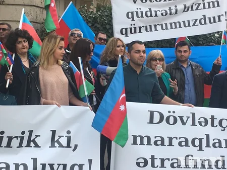 Azərbaycanlılar Fransada həmrəylik aksiyası keçiriblər - VİDEO