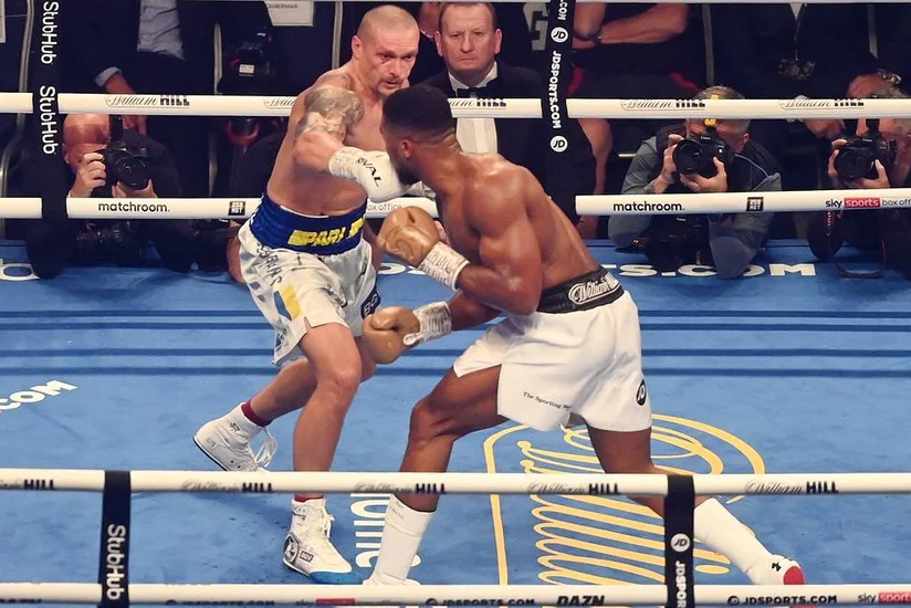 Украинский боксер Александр Усик в тяжелом весе стал чемпионом мира