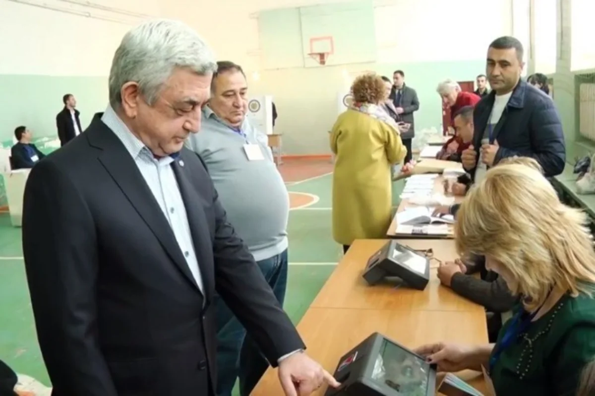 Саргсян не смог проголосовать с первой попытки на парламентских выборах в Армении - ВИДЕО